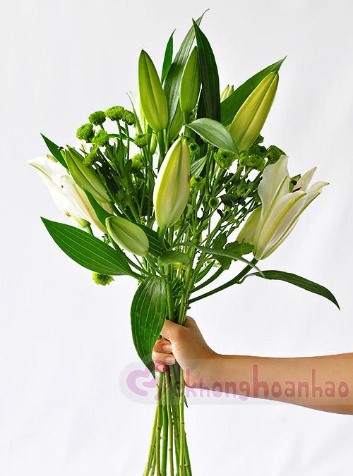 Bí quyết sở hữu lọ hoa đẹp sang trọng trong tích tắc với hoa ly và hoa hồng trắng