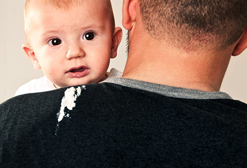 Ba mẹ cần phải làm gì khi trẻ sơ sinh bị nôn trớ sữa? - hình ảnh 3