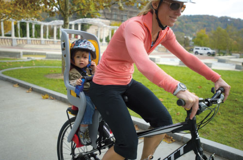 Cần đảm bảo an toàn khi chở bé bằng xe đạp