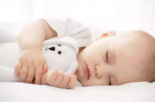 Đặt 1 vật dụng quen thuộc để bé dễ ngủ hơn - tất nhiên vật đó không có nguy cơ gây hại cho bé