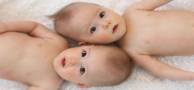 8 mẹo phát triển tính cách cho trẻ sinh đôi