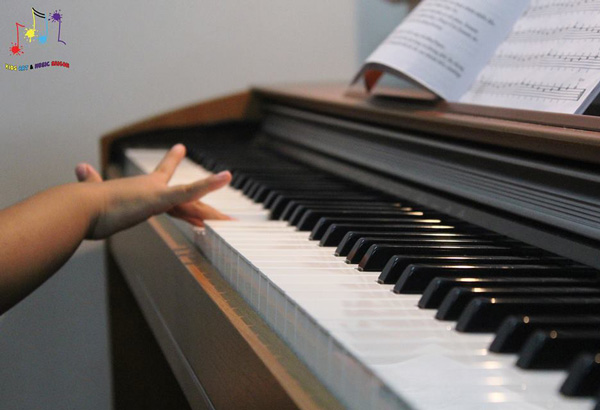 Bóc mẽ lý do tại sao nên cho bé học piano ngay từ nhỏ?